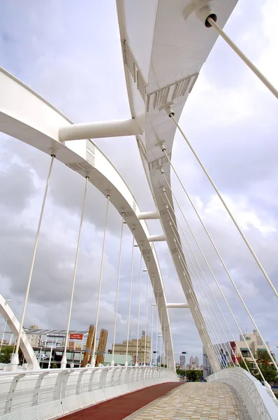 L'arco di un moderno ponte sospeso — Foto Stock