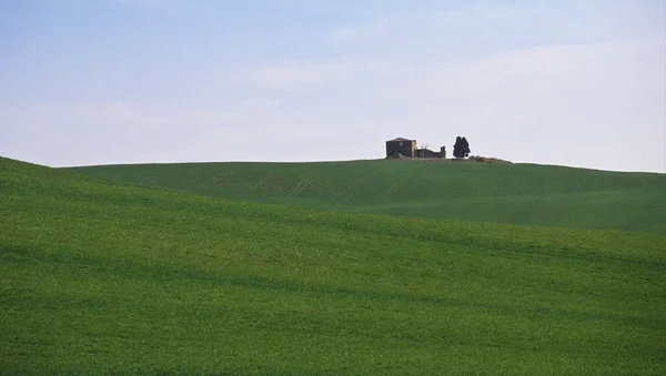 Toskańskie wzgórza, stary dom na wzgórzu — Zdjęcie stockowe