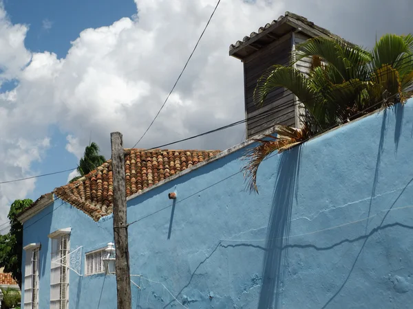 Fachada colorida em Guantánamo, Cuba — Fotografia de Stock