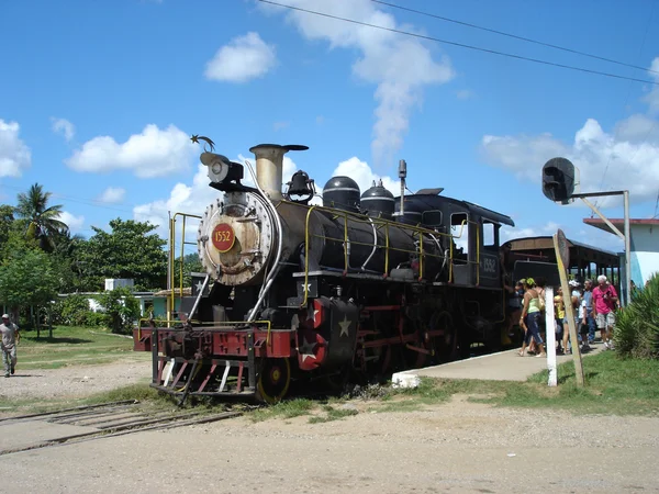 蒸汽机车附近在古巴特立尼达 免版税图库图片