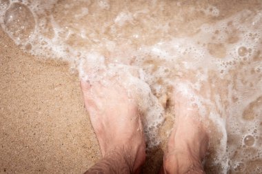 Durup beklerken, bir dalga geliyor. kopyalama alanı. üstten aşağı görünüm.