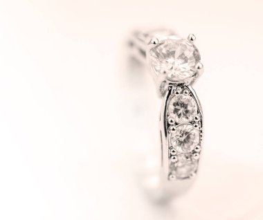 Eski arkaplanda izole edilmiş çağdaş bir elmas yüzük..