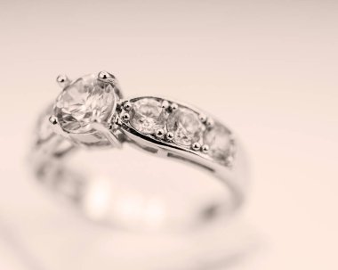 Eski arkaplanda izole edilmiş çağdaş bir elmas yüzük..