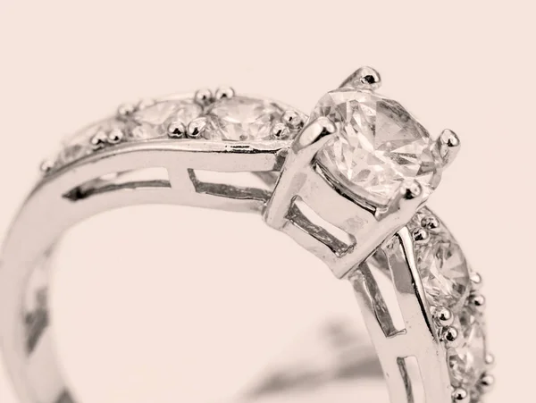 Anillo Diamantes Contemporáneo Aislado Sobre Fondo Vintage — Foto de Stock