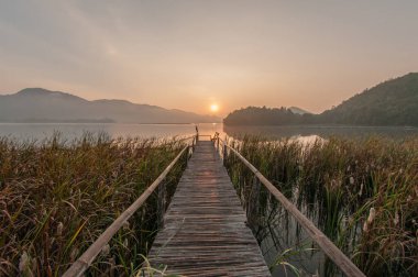 Arkaplan ahşap yürüyüş yolu aydınlatma gölü.
