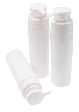 Plastik şişeler, beyaz arka plan, cilt bakımı.