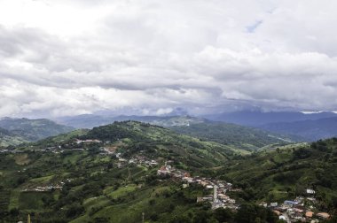 Dağlar ağaçlar serin hava bulutları.