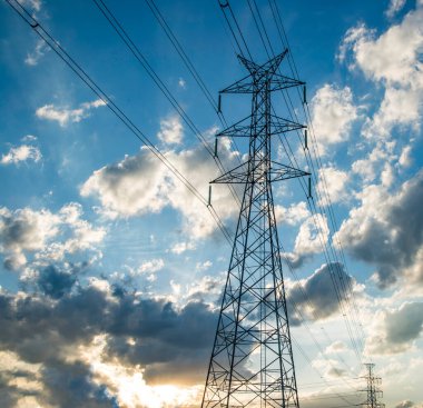 Gökyüzü yüksek voltaj sütun bulutları.