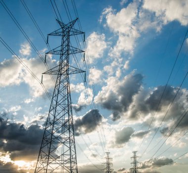 Gökyüzü yüksek voltaj sütun bulutları.