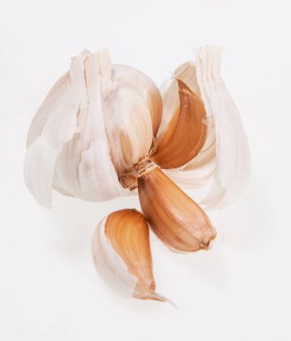 Organik sarımsak bütün ve beyaz arka plan üzerinde karanfil