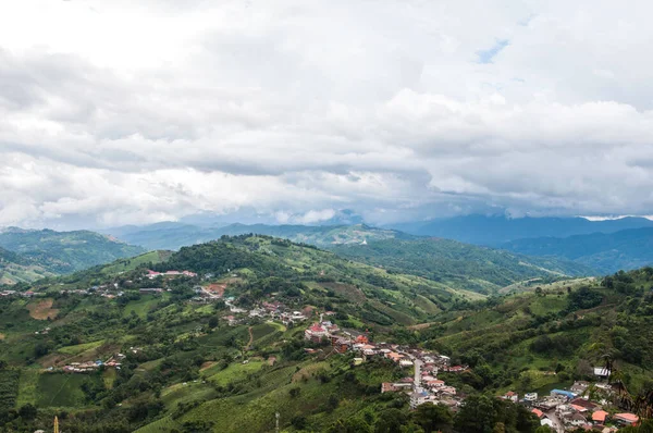 Dağlar ağaçlar serin hava bulutları.