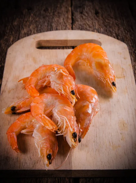 Crevettes Congelées Avec Glaçons Sur Fond Bois — Photo