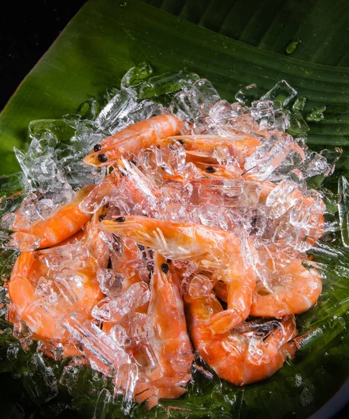 Camarones Congelados Con Cubitos Hielo Sobre Fondo Madera —  Fotos de Stock