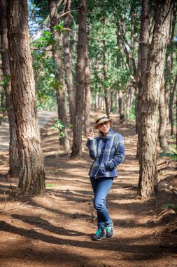 Çam ormanındaki kız