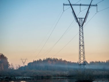 Kırsal alan, kablolar sisin içine giriyor. Rusya, Moskova bölgesi
