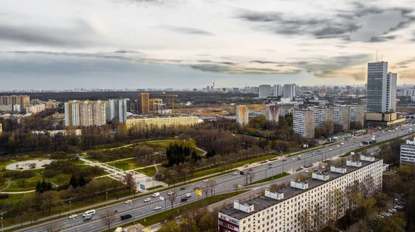 Panorama z drona na osiedlu mieszkalnym w Moskwie. nowe wieżowce na tle starych domów niskich. plan ogólny — Zdjęcie stockowe