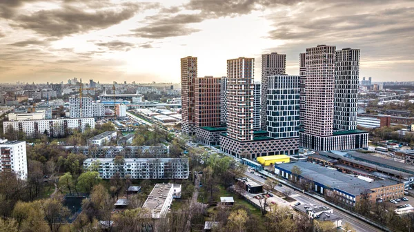 Panorama de un dron en una zona residencial de Moscú. nuevos edificios de gran altura sobre el fondo de viejas casas bajas. plan general Fotos de stock libres de derechos