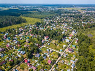 Şehrin en iyi insansız hava aracı manzarası. Modern Avrupa mimarisi. Gün batımında yeşil orman.