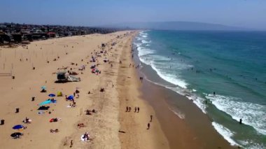 Usa California 2021. Okyanus kıyısı boyunca İHA uçuşu, üst manzara 4k 60 fps gün ışığı