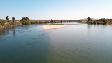Phoenix ABD 'de nehrin üzerinden güzel yumuşak bir uçuş. Bulutsuz gökyüzü. 4k video 60 FPS