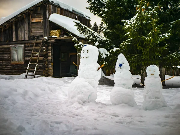 Drei Schneemänner auf der Straße. Gesamtplan. Außenfoto — Stockfoto