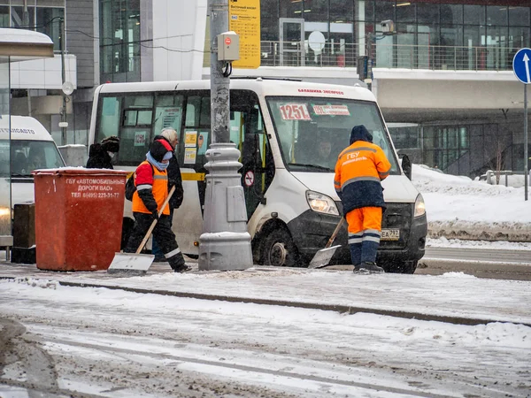 莫斯科。俄罗斯。2022年1月在冬季的一天,公用事业工人在城市街道上除雪.体力劳动。室外照片 — 图库照片