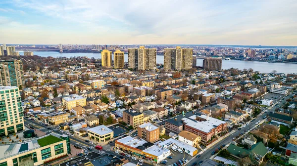 Lambertville New Jersey ABD 2022 'deki evlerin çatılarındaki panoramik manzara.