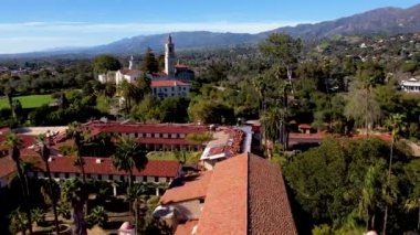 Kaliforniya, ABD 'deki tarihi Santa Barbara İspanyol Misyonu, 2022. İnsansız hava aracının videosu