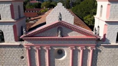 Kaliforniya, ABD 'deki tarihi Santa Barbara İspanyol Misyonu, 2022. İnsansız hava aracının videosu