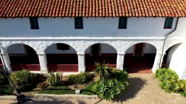 Kaliforniya, ABD 'deki tarihi Santa Barbara İspanyol Misyonu, 2022. İnsansız hava aracının videosu