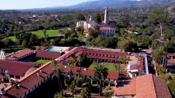 カリフォルニア州 2022年の歴史的なサンタバーバラスペインミッション 無人機からのビデオ — ストック動画