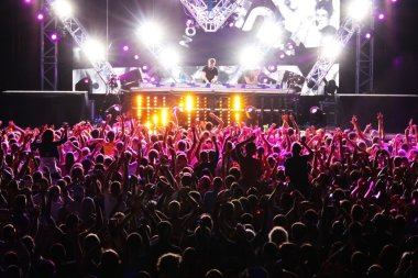 Minsk, Beyaz Rusya - Temmuz 6: 6 Temmuz 2013 borovaya Havaalanı Minsk, Beyaz Rusya, global toplama festival kalabalık