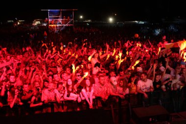 Minsk, Beyaz Rusya - Temmuz 6: 6 Temmuz 2013 borovaya Havaalanı Minsk, Beyaz Rusya, global toplama festival kalabalık