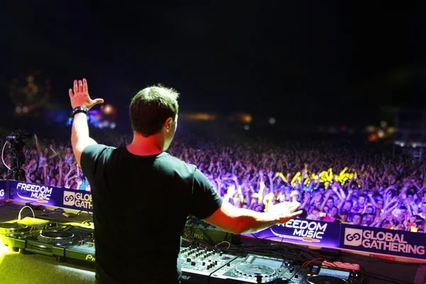 Minsk, Wit-Rusland - 6 juli: markus schulz op het global gathering festival op 6 juli 2013 in minsk — Stockfoto