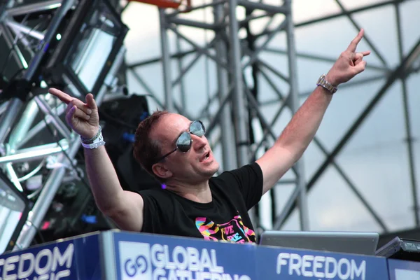 Minsk, Wit-Rusland - 6 juli: paul van dyk op het global gathering festival op 6 juli 2013 in minsk — Stockfoto