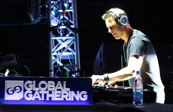 MINSK, BELARUS - 6 de julio: Markus Schulz en el Global Gathering Festival el 6 de julio de 2013 en Minsk — Foto de Stock