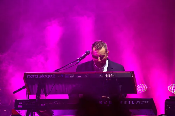 MINSK, BELARUS - JULY 2: Group HURTS performs on MOST Festival 2013 July 2, 2013 in Minsk, Belarus — Stock Photo, Image