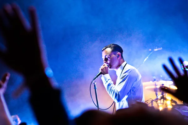 MINSK, BELARUS - JULY 2: Group HURTS performs on MOST Festival 2013 July 2, 2013 in Minsk, Belarus — Stock Photo, Image