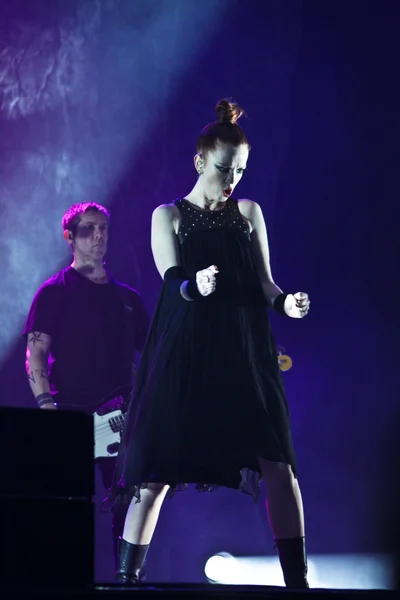 MINSK, BELARUS - NOVEMBER 13, 2012: Shirley Manson from GARBAGE performs on stage on November 13, 2012 in Minsk, Belarus — Stock Photo, Image