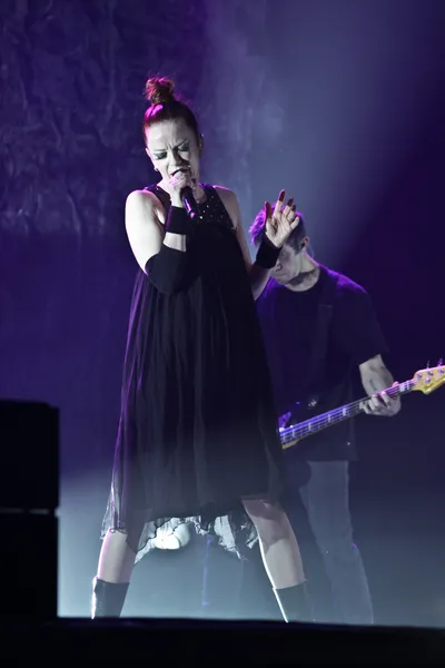 MINSK, BELARUS - NOVEMBER 13, 2012: Shirley Manson from GARBAGE performs on stage on November 13, 2012 in Minsk, Belarus — Stock Photo, Image