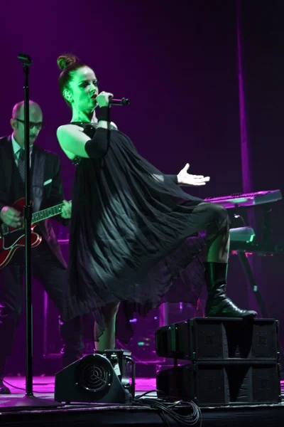 MINSK, BELARUS - NOVEMBER 13, 2012: Shirley Manson from GARBAGE performs on stage on November 13, 2012 in Minsk, Belarus — Stock Photo, Image