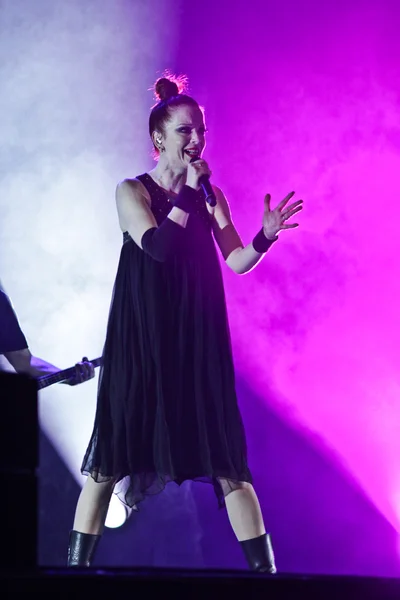 Minsk, Bělorusko - 13 listopadu 2012: shirley manson z odpadků provede na pódiu v listopadu 13, 2012 v Minsku, Bělorusko — Stock fotografie