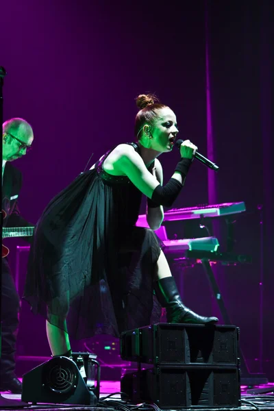 MINSK, BELARUS - NOVEMBER 13, 2012: Shirley Manson from GARBAGE performs on stage on November 13, 2012 in Minsk, Belarus — Stock Photo, Image