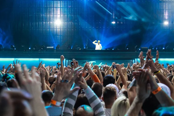 Miembros de ARMIN SOLAMENTE: Espectáculo intenso con Armin van Buuren en Minsk-Arena el 21 de febrero de 2014 — Foto de Stock