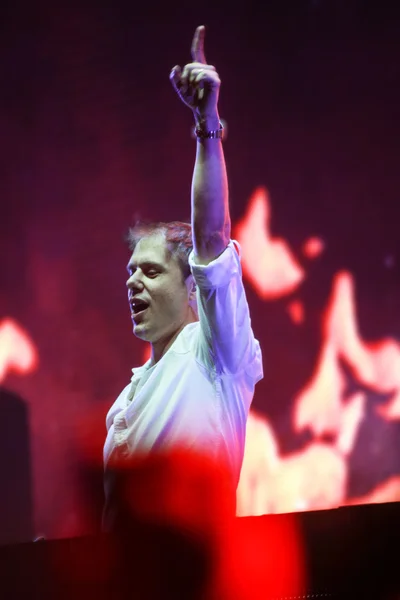 Membri di ARMIN SOLO: Intenso spettacolo con Armin van Buuren a Minsk-Arena il 21 febbraio 2014 — Foto Stock