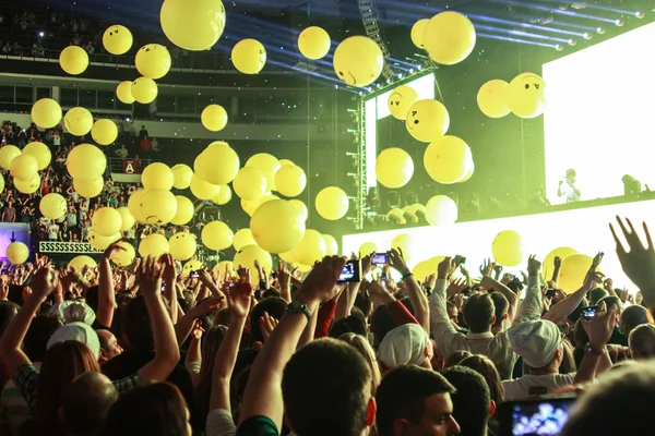 Nur Mitglieder von armin: intensiver Auftritt mit armin van buuren in minsk-arena am 21. februar 2014 — Stockfoto