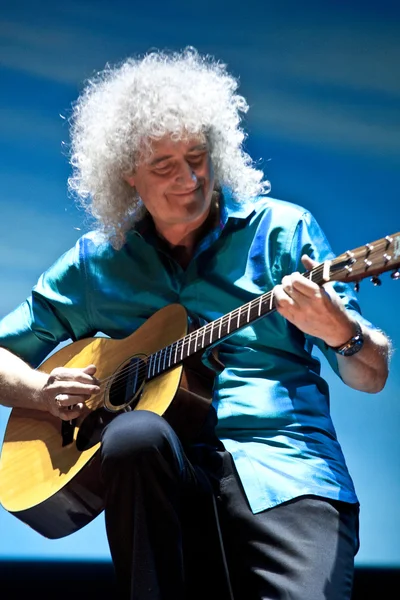 Brian May from Queen performs with Kerry Elils during "Acoustic by Candlelight Tour" at the Republic Palace on March 21, 2014 in Minsk, Belarus — Stock Photo, Image