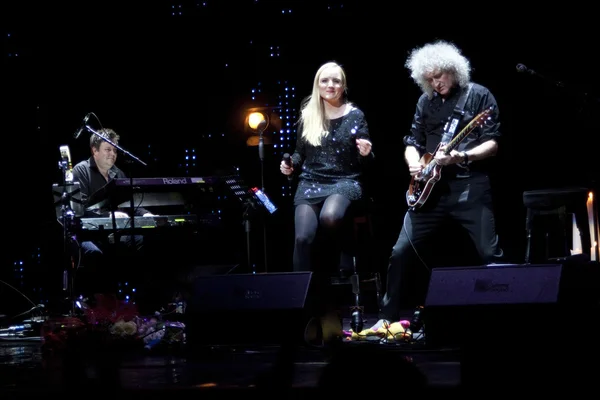 Brian May do Queen se apresenta com Kerry Elils durante a "Acoustic by Candlelight Tour" no Palácio da República em 21 de março de 2014 em Minsk, Bielorrússia — Fotografia de Stock