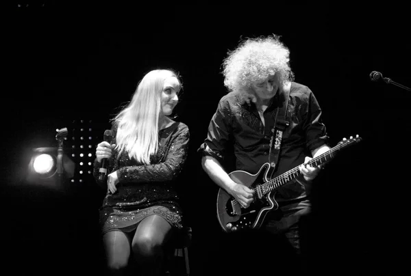 Brian May do Queen se apresenta com Kerry Elils durante a "Acoustic by Candlelight Tour" no Palácio da República em 21 de março de 2014 em Minsk, Bielorrússia — Fotografia de Stock