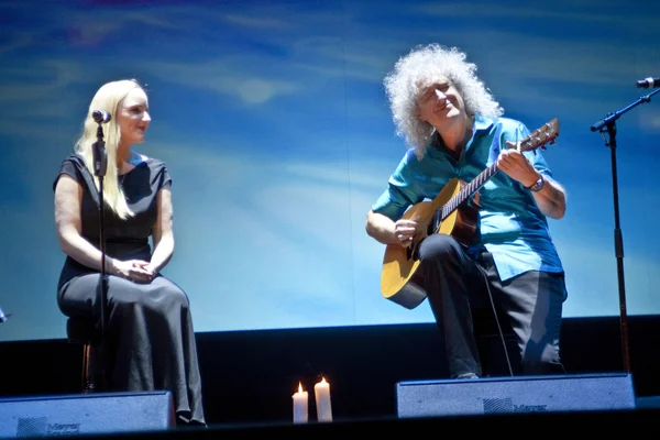 Brian May do Queen se apresenta com Kerry Elils durante a "Acoustic by Candlelight Tour" no Palácio da República em 21 de março de 2014 em Minsk, Bielorrússia — Fotografia de Stock